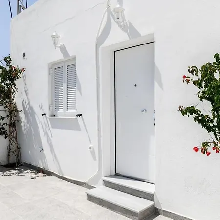 Santorini Life Vibrant Only 50m From The * Περίσσα